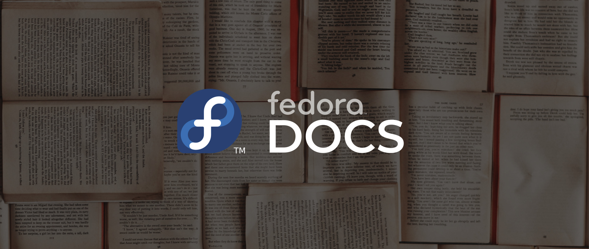 Logo Dokumentačního týmu Fedory s obchodní značkou; stránky knihy v pozadí.